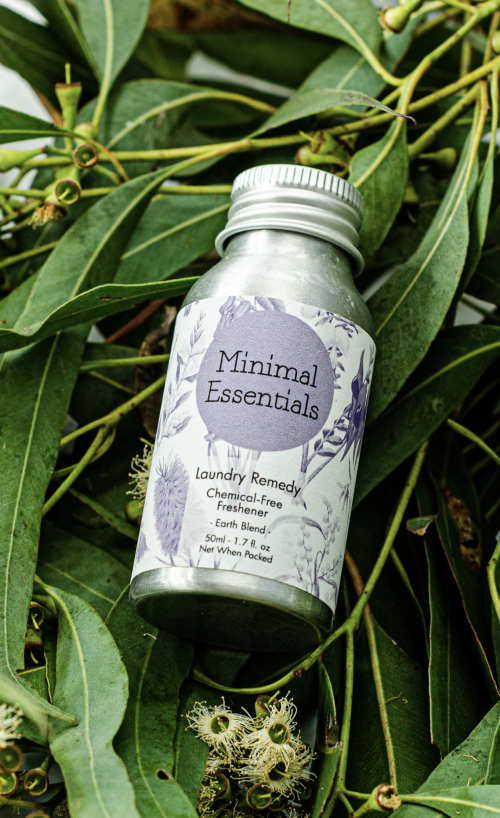 MINIMAL ESSENTIALS LAUNDRY REMEDY - EARTH BLEND - Chemically-detox your home and get a step closer to plastic-free with this alternative to home-fragrance. Use a light dab of this blend to naturally freshen your washing machine or dryer, add to your bucket before mopping, lightly apply inside a loo roll for bathroom fragrance or simply burn in an oil burner for easy and chemical-free home scent. Quality natural handmade soaps, candle, home, bathroom & beauty products make great gift ideas for him & her for any occasion or if you just want to treat yourself.